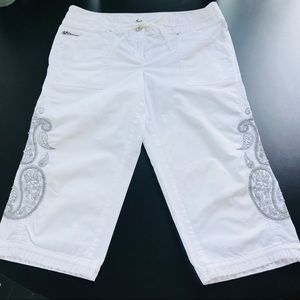 ⭐️⭐️White Macy’s INC Capris size 10